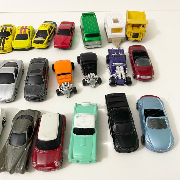 Lot of 28 Diecast Cars Maisto Toys - Picture 3 of 16